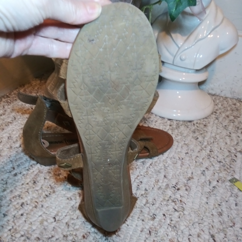 Minnetonka Fringed Brown Suede Gladiator Style Sandal - Picture 7 of 8